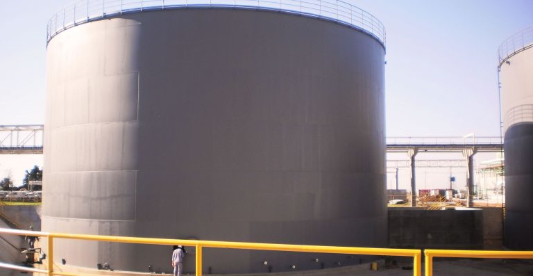 Como realizar a limpeza de tanques industriais para produtos químicos