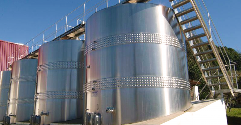 Tanques de aço inox: por que optar por esta solução na indústria química?